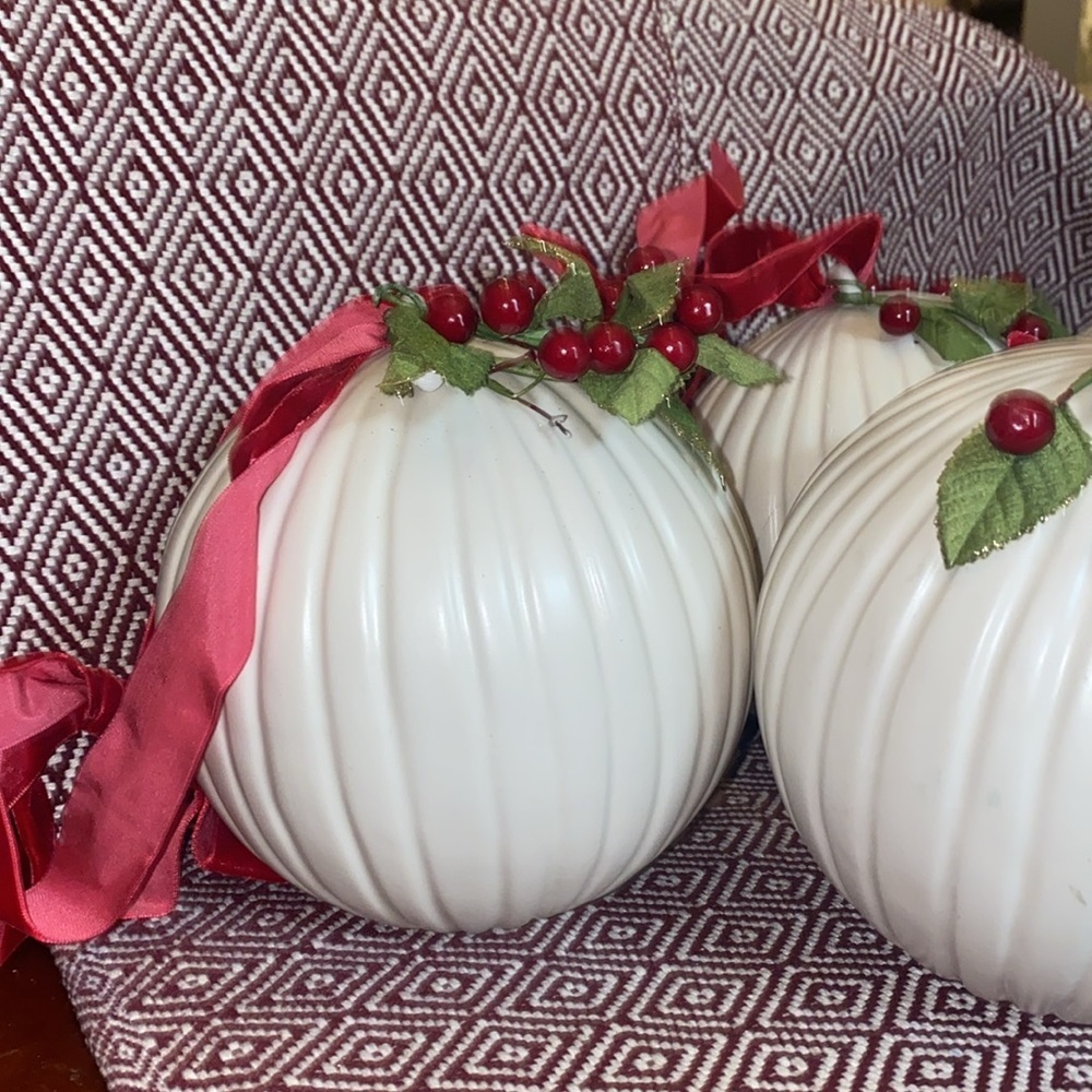 5" SCF vintage white ceramic/porcelain Christmas ball/ornament, sold as each - Picture 4 of 7